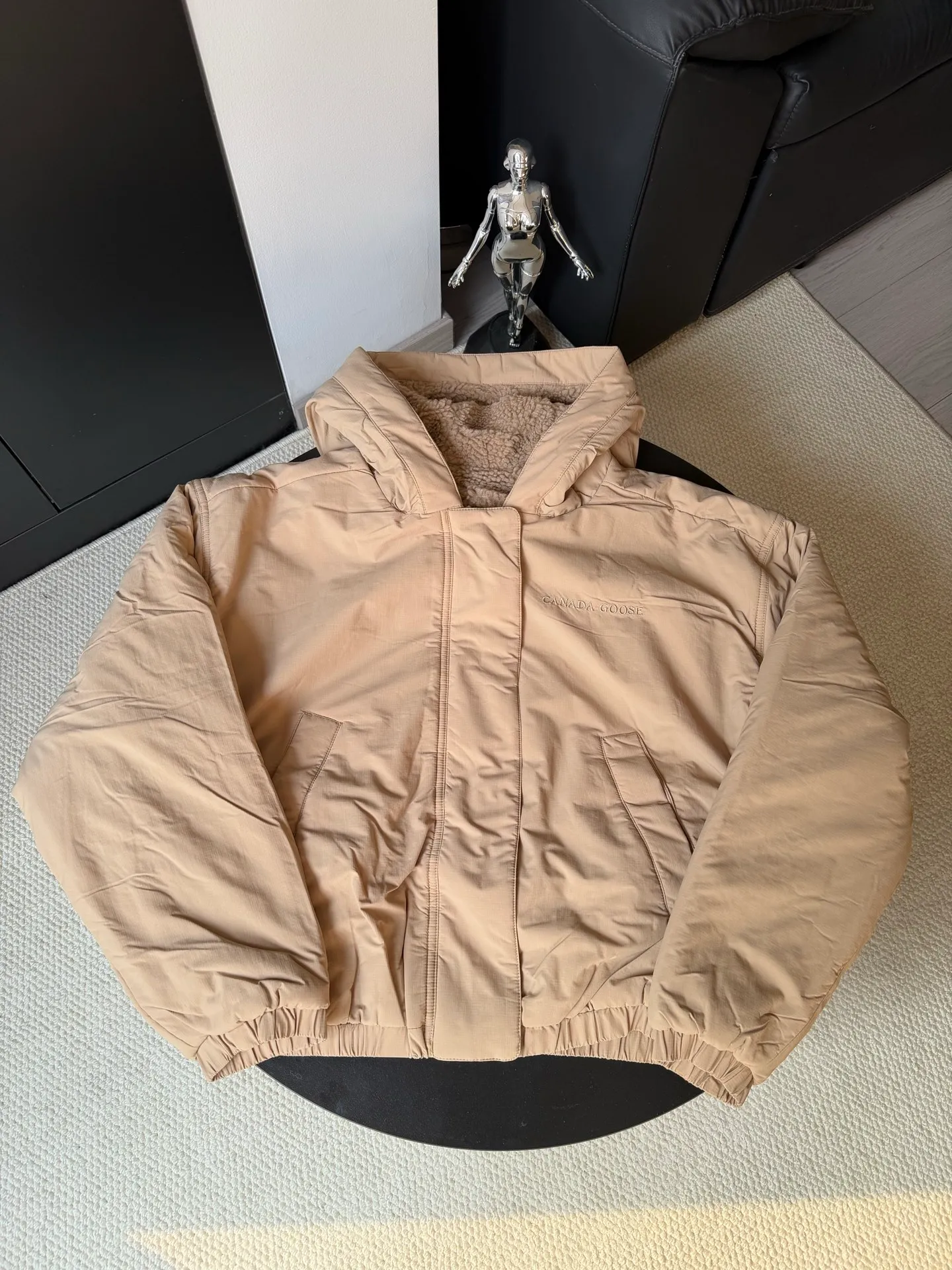 P800 canada goose/大GOose 25 reversible lamb wool flight jacket. It can be worn as a front or back and can be reshaped in any way. The inside and outside are the same color. The embroidered label pattern on the sleeve wall is limited. One side is made of lamb wool. It is delicate and gentle. The plush texture is light and full! The inner lining is polyester, which instantly transforms into an outdoor sports style! Basic neutral style can be combined at will, the most practical size: S M L Color: gray khaki black